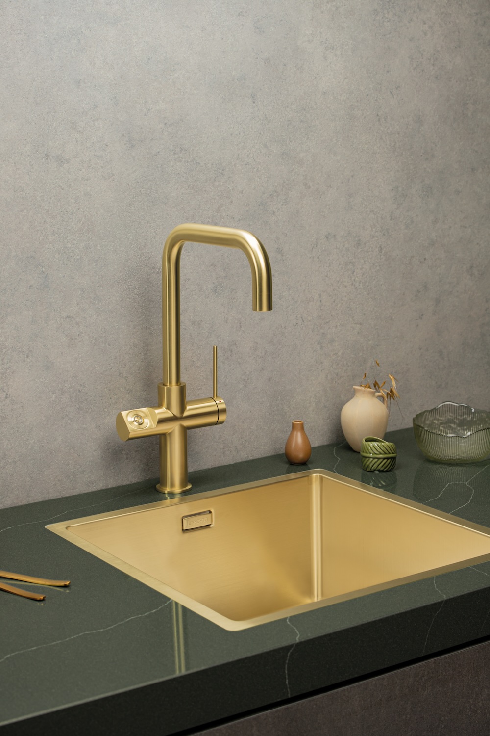 Foto Van industrieel restmateriaal naar luxe keukenblad FotoVan industrieel restmateriaal naar luxe keukenblad